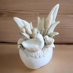 Vintage Collectible Porcelain Ducks Music Box Plays "Stacey" 1970s